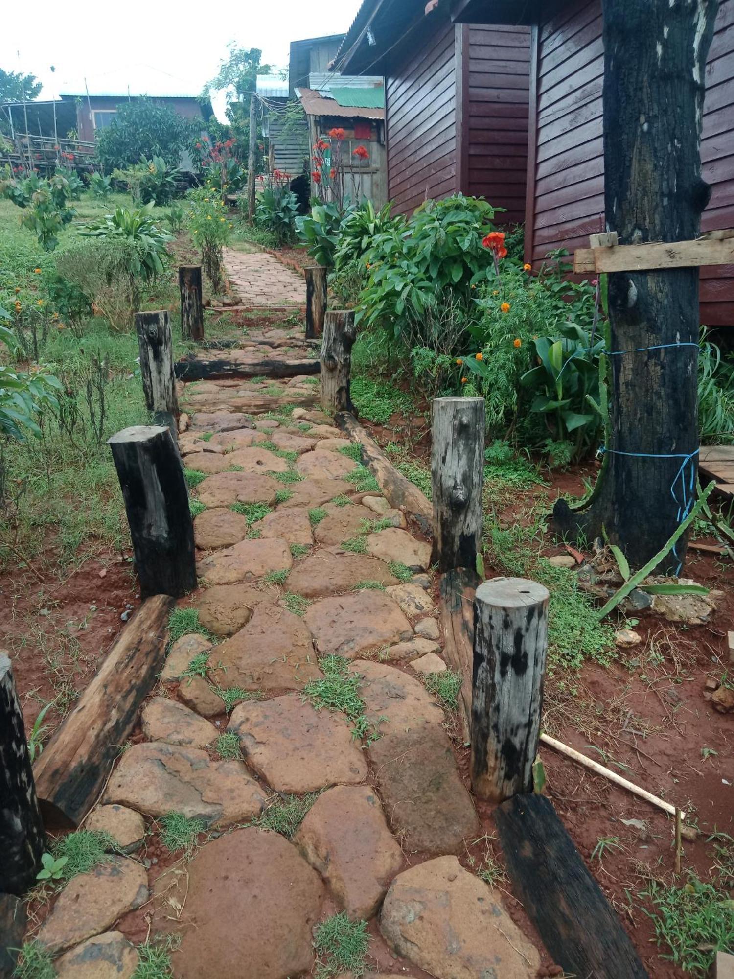 Happy Bungalow & Trekking Banlung 外观 照片